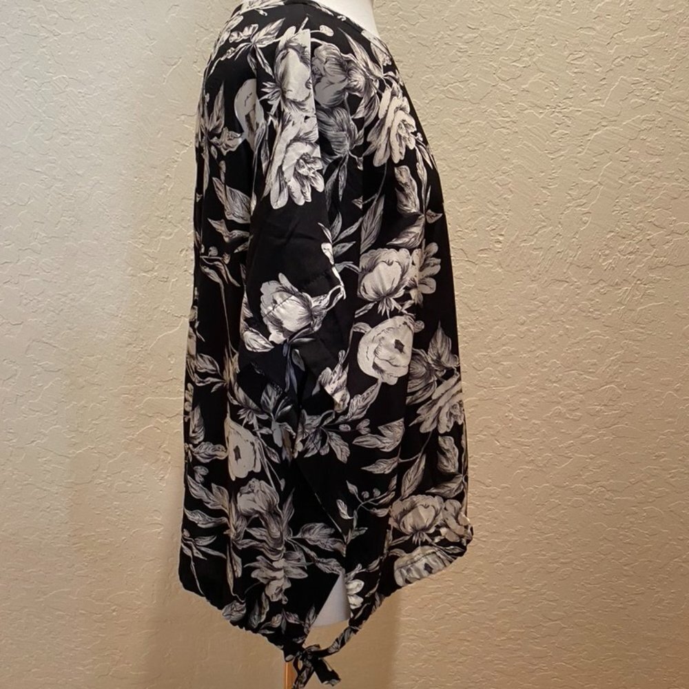 Black and white floral drawstring hem top 1X - Picture 4 of 6